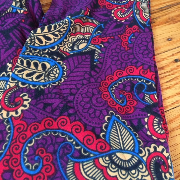 LuLaRoe Pants - Lularoe OS beautiful paisley print leggings!